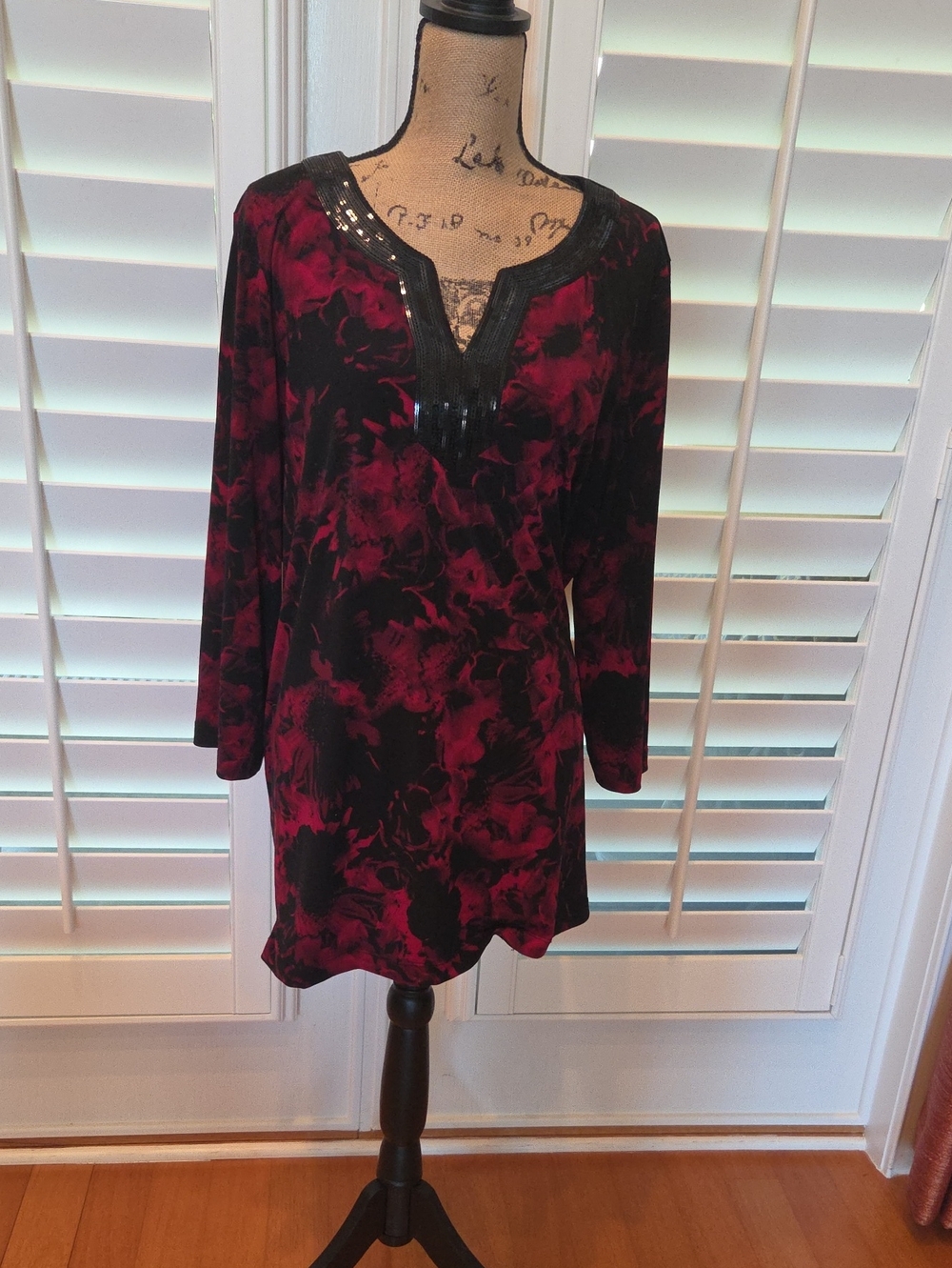 Dana Buchman Black and Deep Red Floral Dressy Tunic. Sequin Neckline
